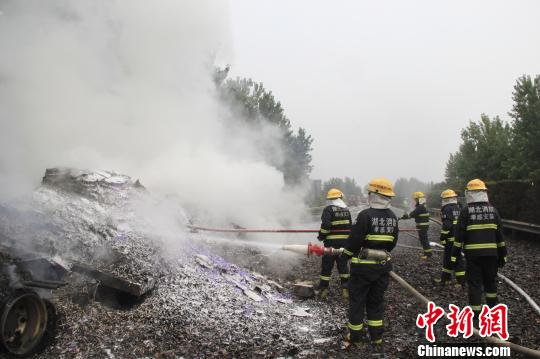 经过两个多小时努力，大火被成功扑灭。　王基达 摄