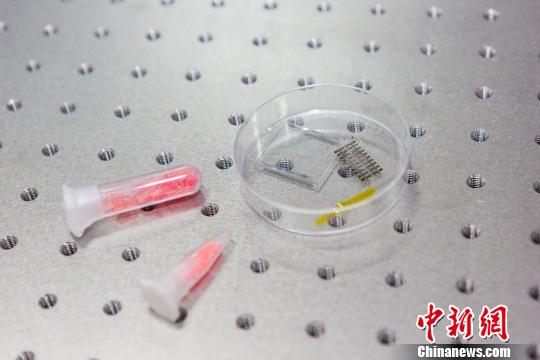 中国发现新型发电材料：未来可用衣服给手机充电