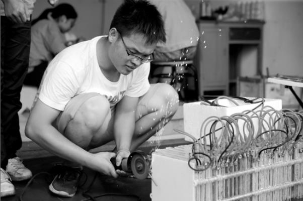 长沙理工大学师生研制新型电池 电动车加盐水就能跑300公里