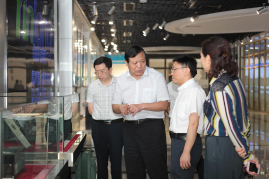 魏银仓董事长为郑建荣厅长一行介绍钛酸锂材料及电池产品