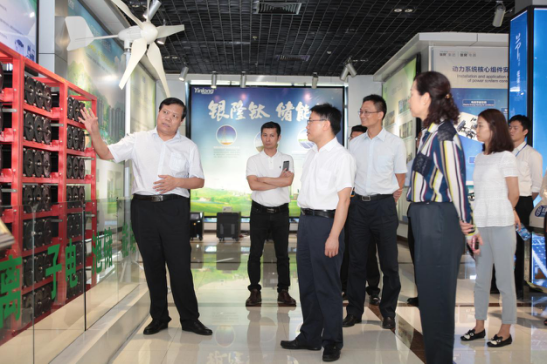 魏银仓董事长向郑建荣厅长介绍储能系统产品