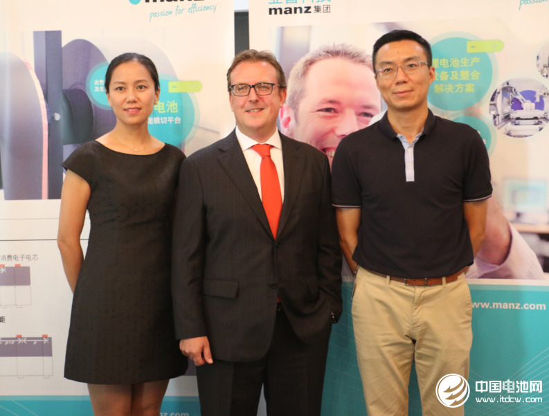 亚智系统科技（苏州）有限公司总经理 Martin Kroboth （中）销售经理权循瑞（左）副总裁黄健宏（右）