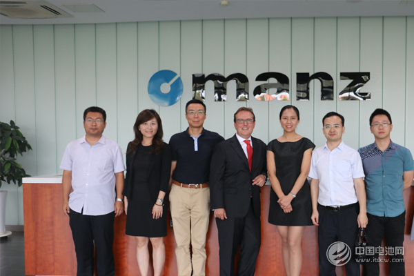 亚智系统科技（苏州）有限公司相关领导与媒体记者合影