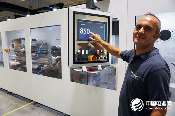 Manz工作人员测试锂电设备