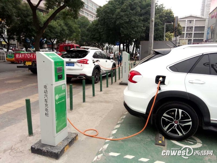 西安街头的电动汽车充电桩 西安街头的电动汽车充电桩