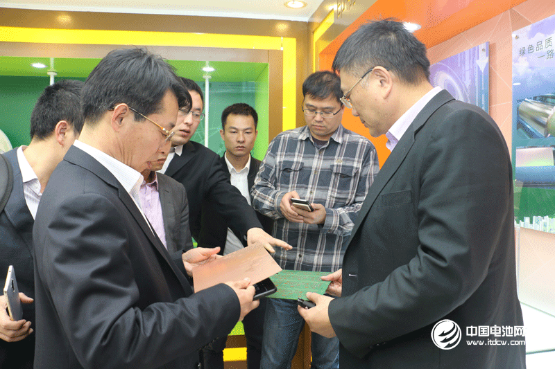 中国锂电新能源产业链调研团一行参观联合铜箔展厅