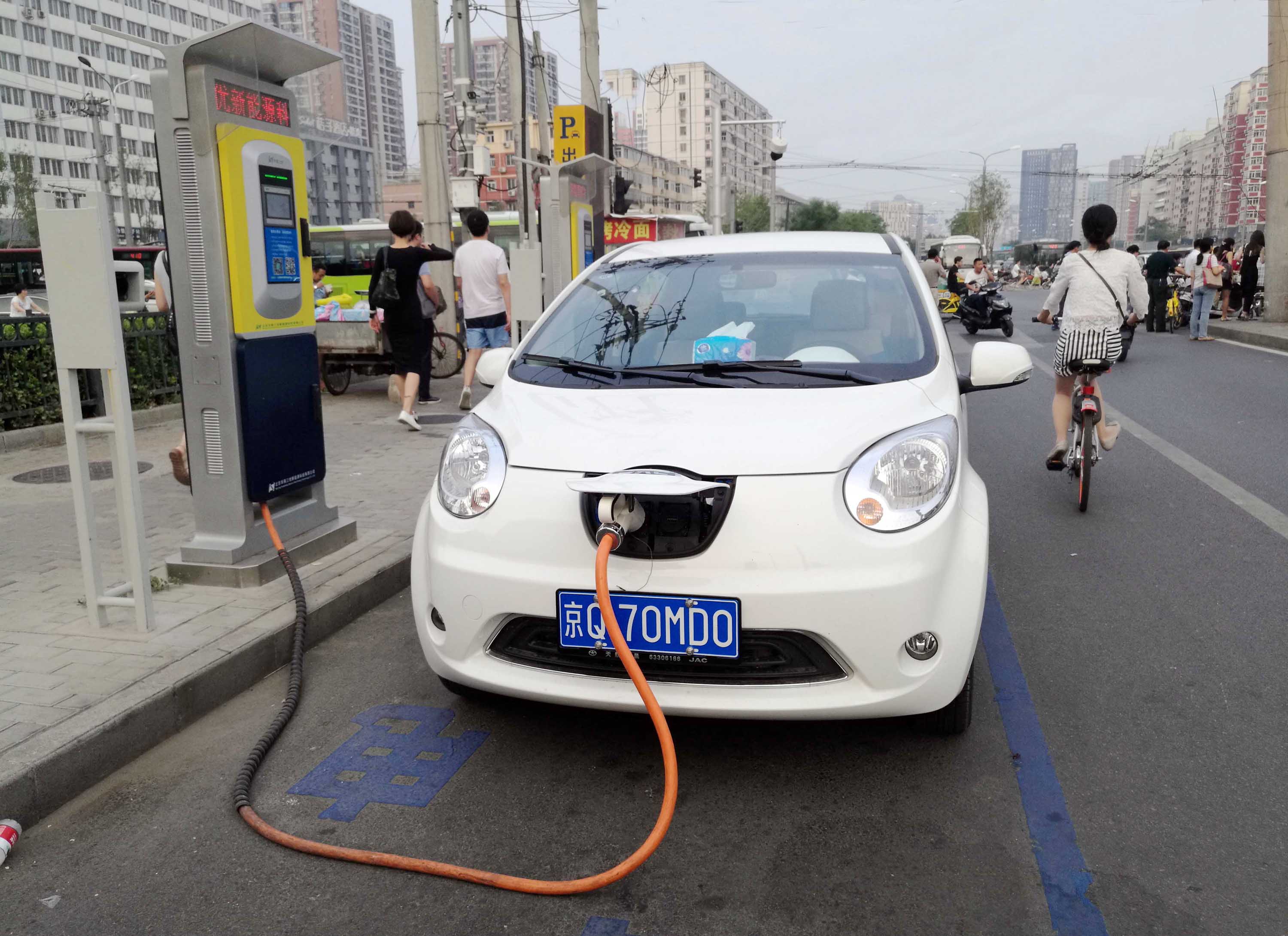 北京新小区停车位需100%配备充电桩 2020年充电半径小于5公里_中国电池网