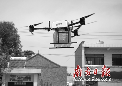 一架载货无人机抵达降落点上空。 新华社 发