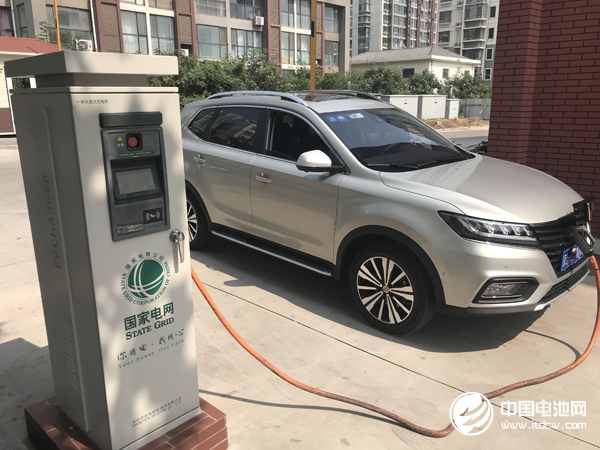 上汽荣威ERX5纯电动SUV在国家电网快充桩充电