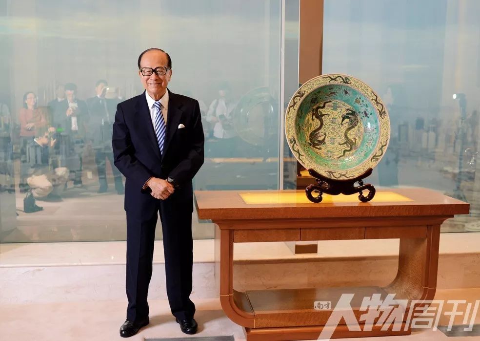 李嘉诚在香港长实办公室的会议室里接受采访