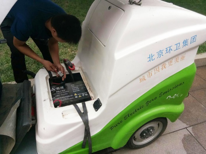 奥冠工程师正在细心维护电池系统 奥冠工程师正在细心维护电池系统