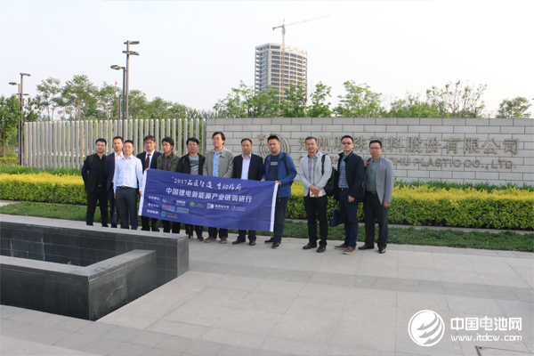 中国锂电新能源产业链调研团一行与沧州明珠领导合影 中国锂电新能源产业链调研团一行与沧州明珠领导合影