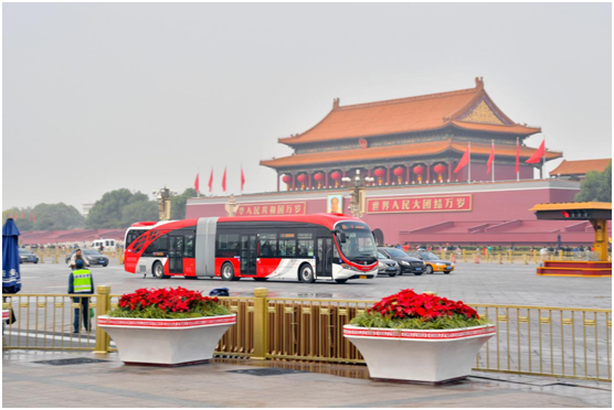献礼十九大 银隆新能源18米纯电动BRT在北京上线运营