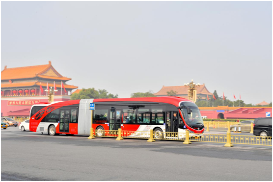 献礼十九大 银隆新能源18米纯电动BRT在北京上线运营