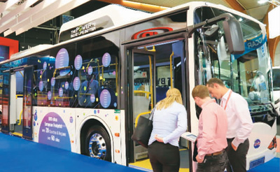 观众参观比亚迪新款电动公交车