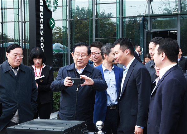 万钢视察北京亿华通 指出氢燃料电池客车发展方向