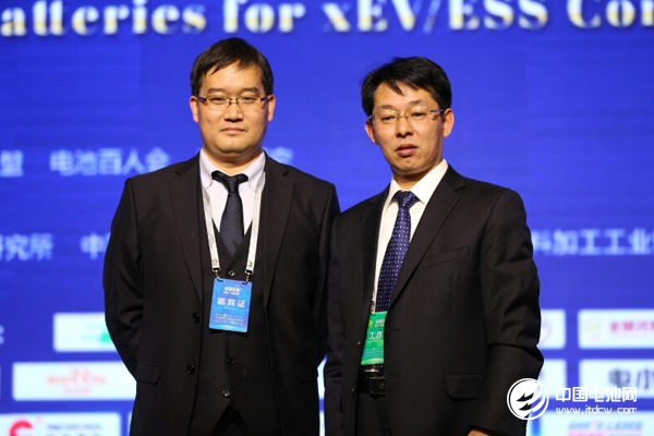 博睿斯创始人黄腾（左）锂电“达沃斯”组委会秘书长、中关村新型电池技术创新联盟秘书长于清教（右）