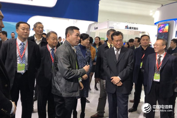 领导们听取银隆新能源储能部总经理孙放的介绍