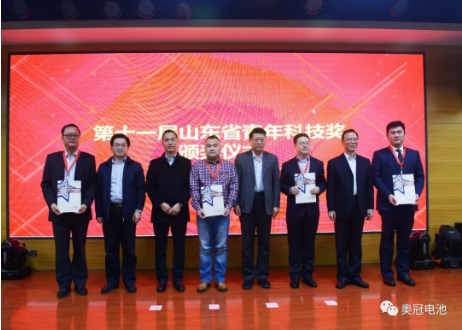 集团董事长孟祥辉（右一）上台领奖