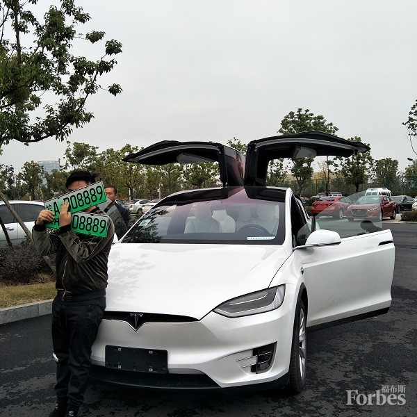 小图合肥首张新能源号牌发放 车牌号皖AD09888.jpg