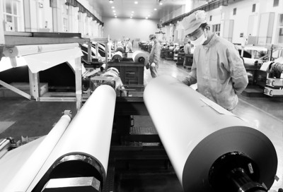 工人在铜陵有色铜冠铜箔公司车间里生产超低轮廓电子铜箔 工人在铜陵有色铜冠铜箔公司车间里生产超低轮廓电子铜箔