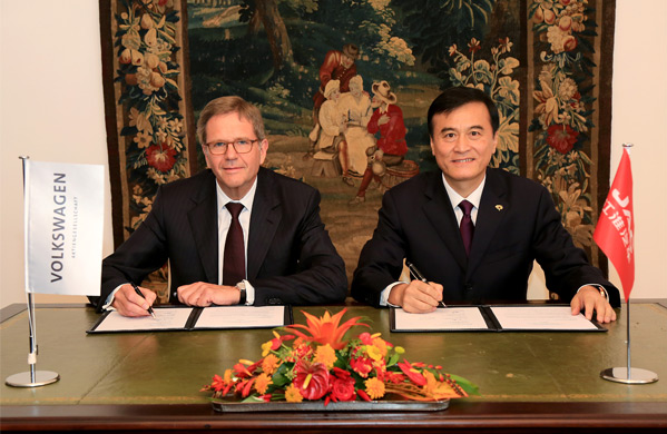 2016年9月6日，大众中国总裁兼CEO海兹曼（左）与江淮汽车董事长安进在沃尔夫斯堡签署合作备忘录