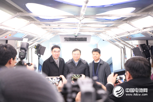 银川市代市长杨玉经、比亚迪董事长兼总裁王传福、华为副董事长兼轮值CEO郭平共同见证云轨无人驾驶系统发布