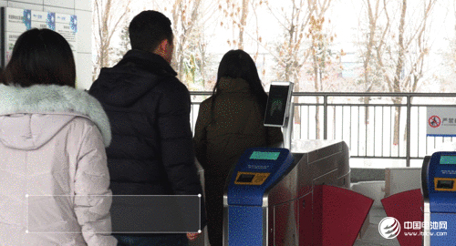 乘客刷脸进站，秒速通关