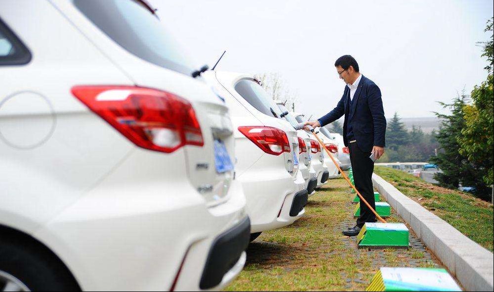 不建充电网 电动汽车将无路可走.jpg