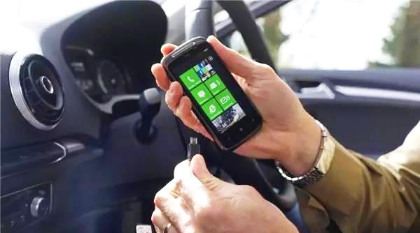 科普：开车给手机充电后果居然这么严重！