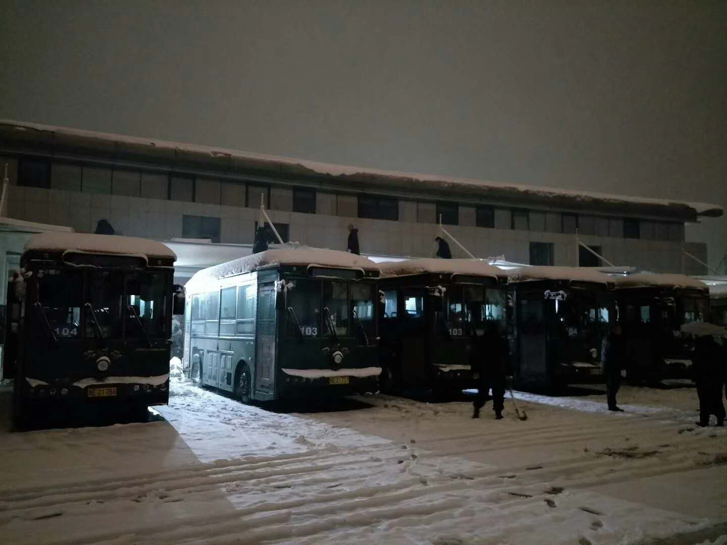 安吉公交—凌晨奋战的公交人 