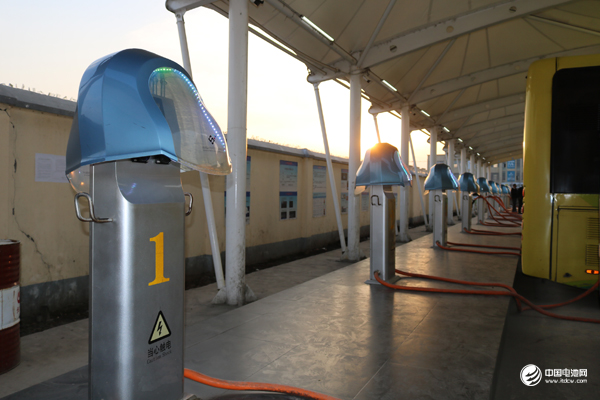 效率高 成本低：潜江银隆钛酸锂纯电动公交车与燃油车同等运力