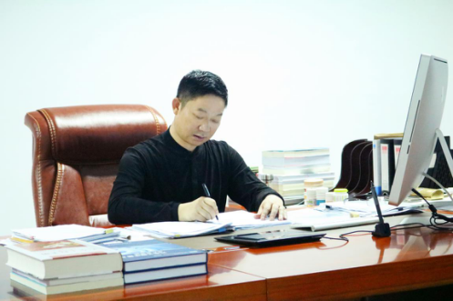 北京欧鹏巴赫新能源汽车股份有限公司 董事长 吴德贵