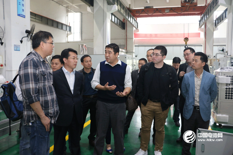 中国锂电新能源产业链调研团参观大族激光设备生产车间