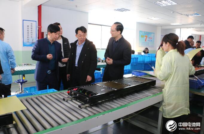 中国锂电新能源产业链调研团一行参观索尔科技 摄影/峦水