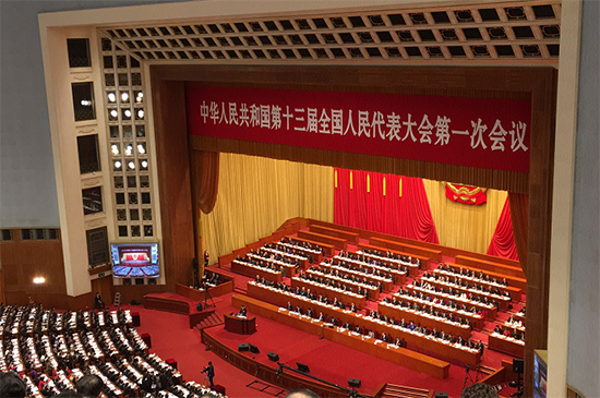  两会代表议新能源汽车增长的“绊脚石”  推动新能源汽车产业发展