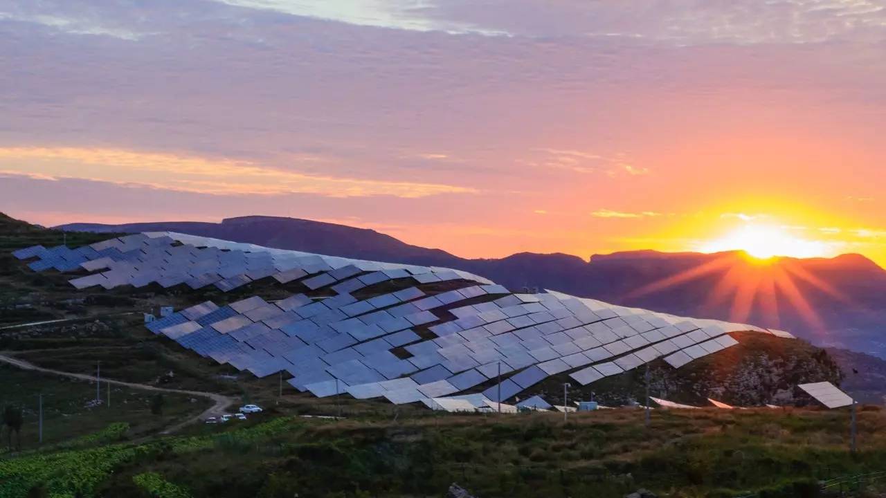 税费负担制约光伏产业发展 新能源应建立综合利用示范区