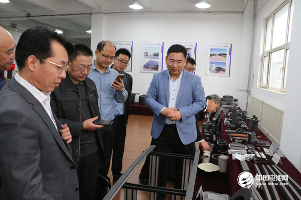 中国锂电新能源产业链调研团一行参观锦美碳材产品展厅