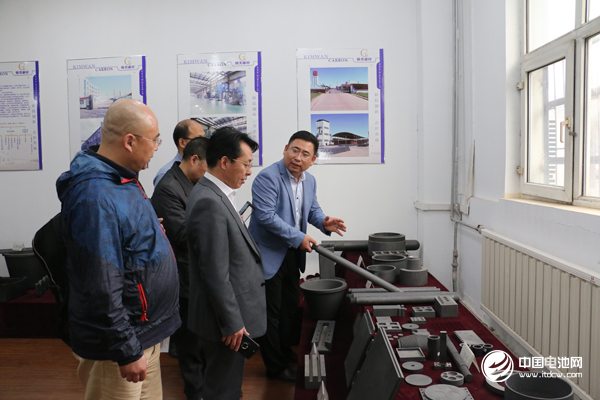中国锂电新能源产业链调研团一行参观锦美碳材产品展厅