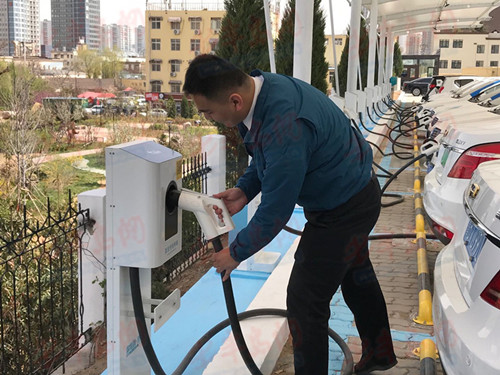 青岛首设新能源汽车专用“公共停车区” 40分钟快速充电