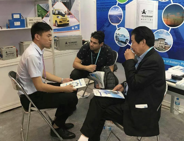 工作人员详细解答客户咨询