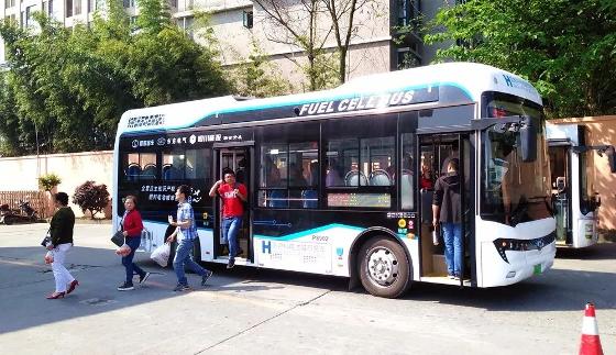 “东方芯”氢燃料电池巴士在蓉正式载客运行