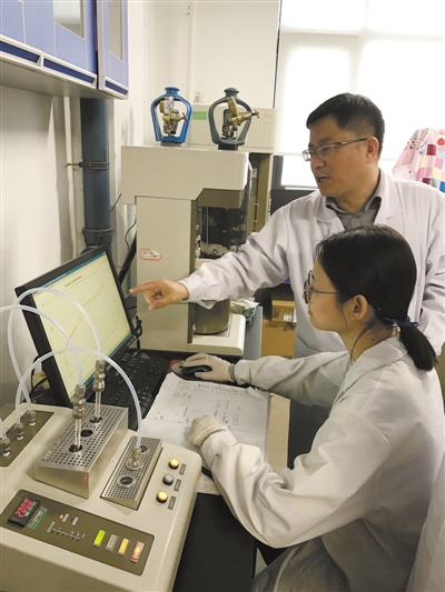 2018年3月，杨全红在实验室指导学生验证实验数据