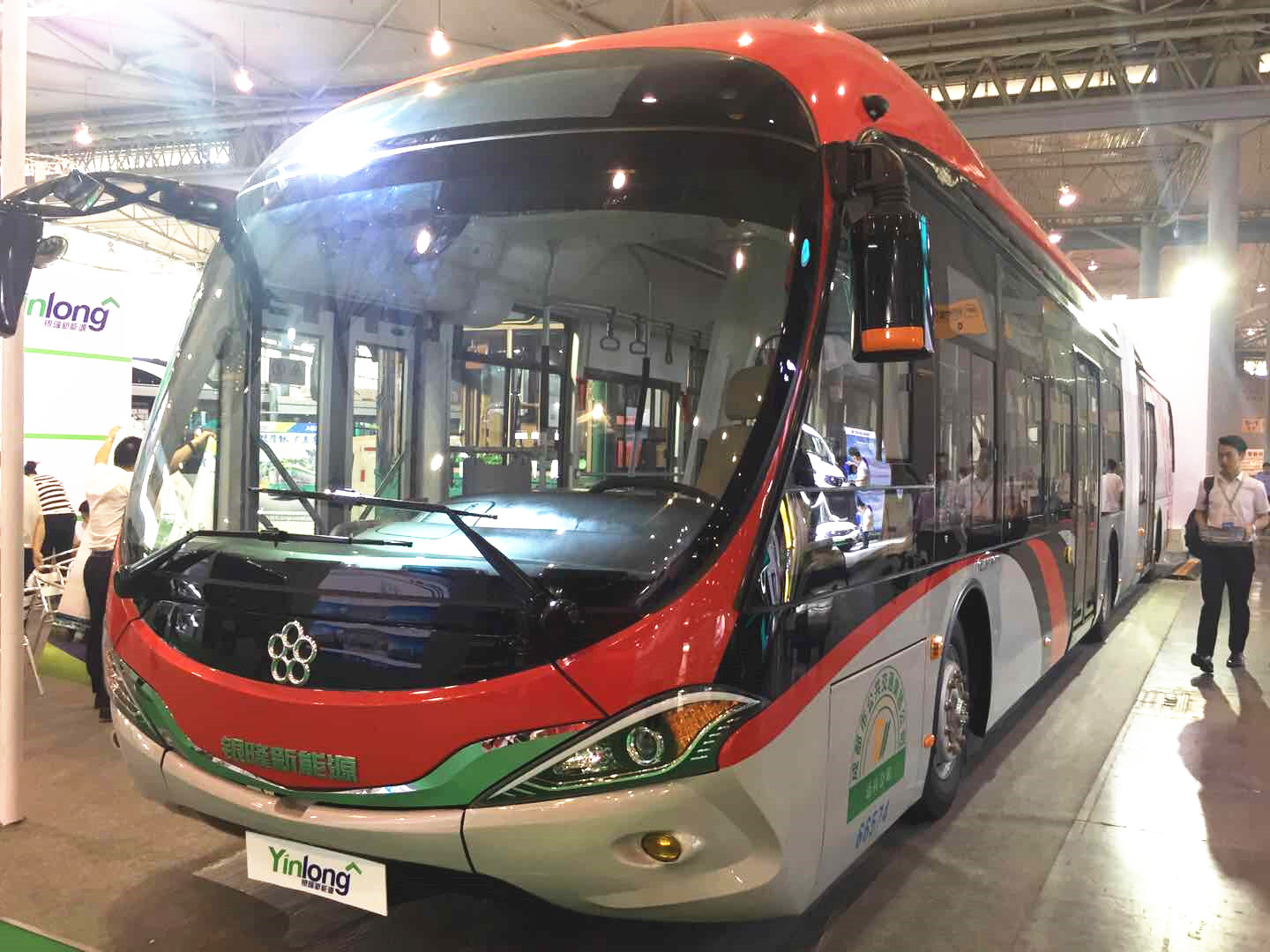 银隆18米中国红 闪耀蓉城新能源汽车展