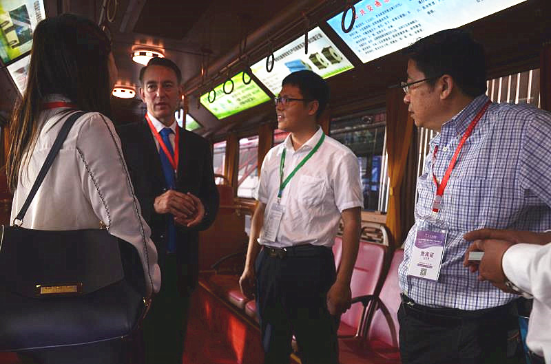 银隆18米中国红 闪耀蓉城新能源汽车展