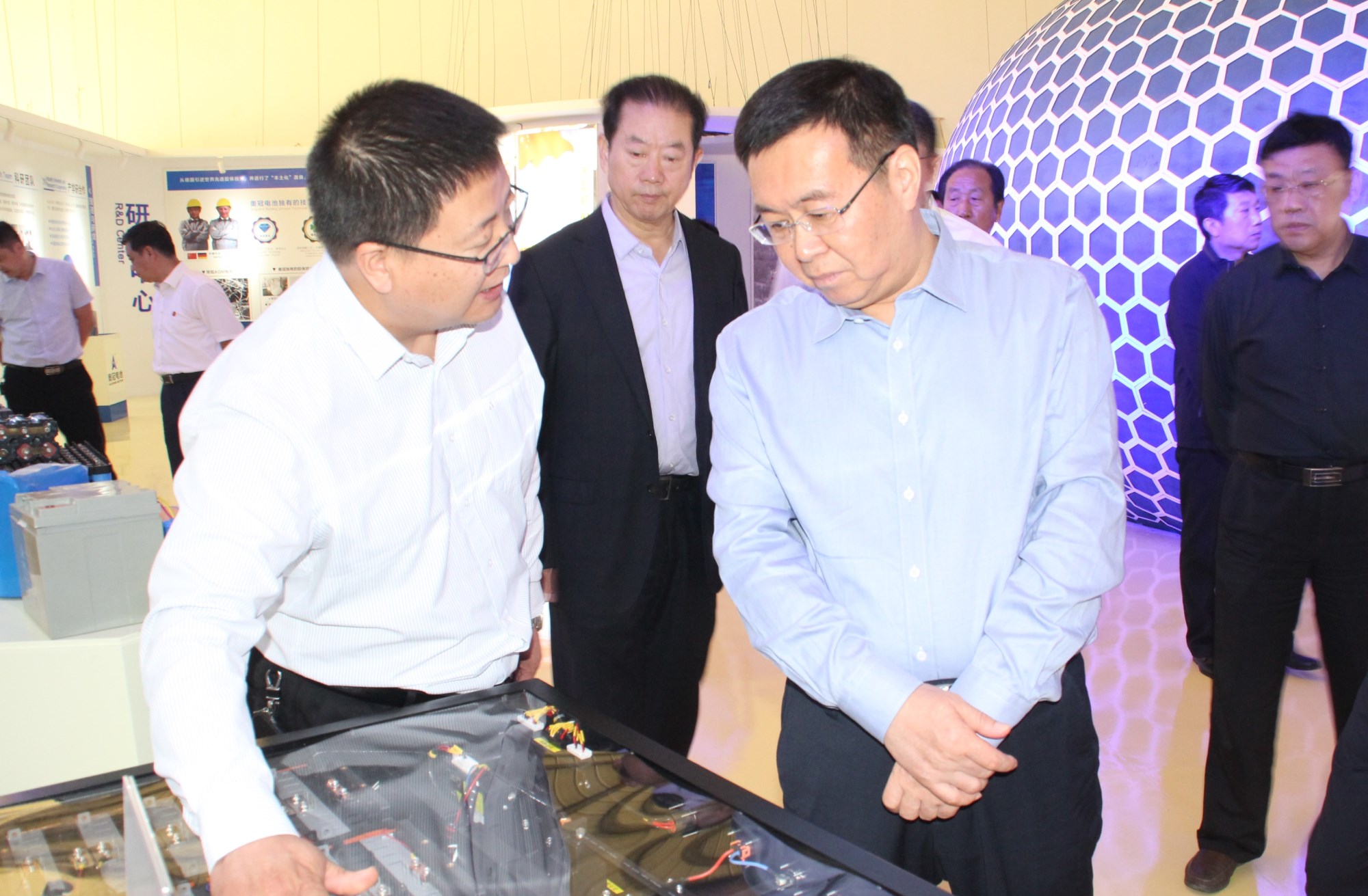 衡水市委常委、政法委书记钮兴辉到奥冠调研 给予产品研发高度肯定