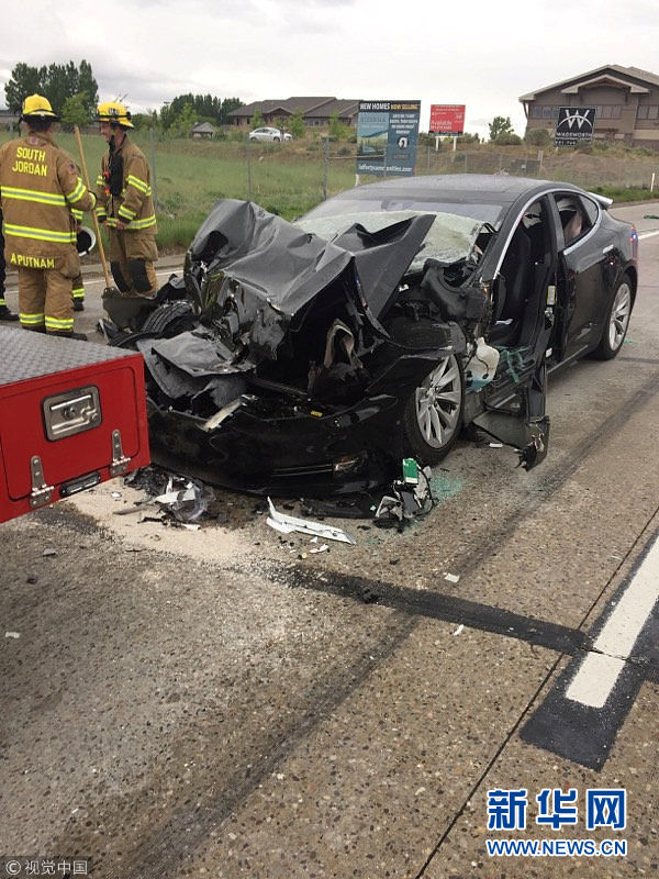 特斯拉Model S又出车祸了 这次在美国犹他州闯红灯撞卡车