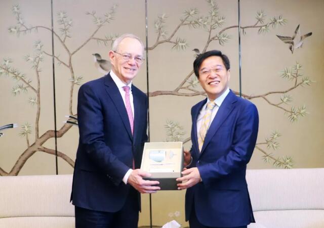 万向集团鲁伟鼎在京会见美国麻省理工学院莱夫校长
