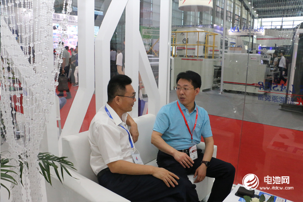 锂电“达沃斯”论坛组委会/电池百人会/中关村新型电池技术创新联盟秘书长于清教与大族激光副总裁黄祥虎交流