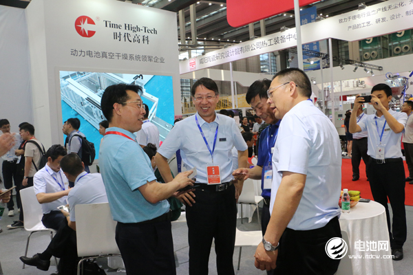 锂电“达沃斯”论坛组委会/电池百人会/中关村新型电池技术创新联盟秘书长于清教与时代高科董事长田汉溶等领导交谈